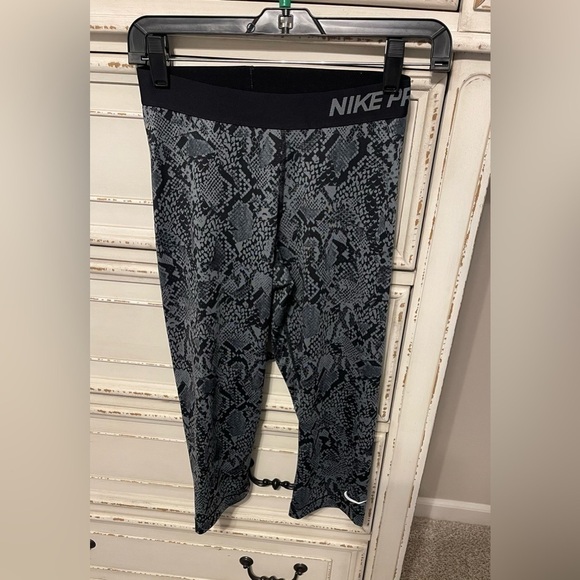 NIKE Pro Crop - Picture 1 of 5